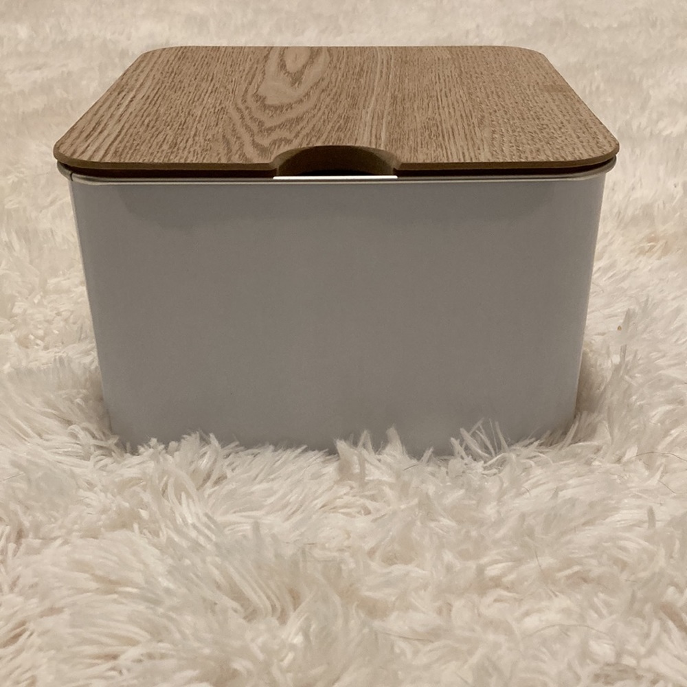 White tin container